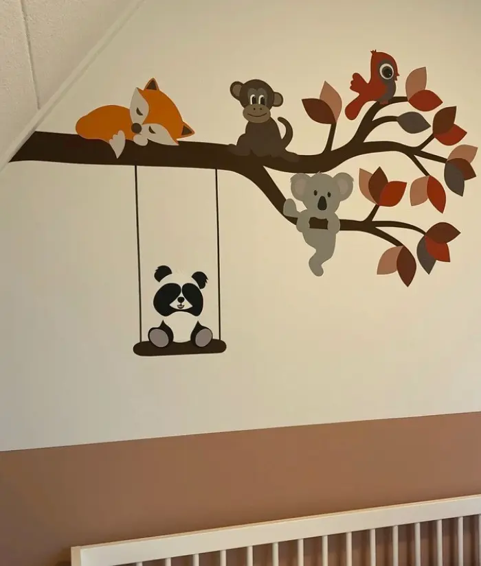 Terracotta babykamer met jungle boom behangsticker met vrolijke dierentak